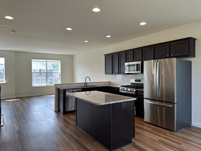 Foto del edificio - Experience comfortable living at this thre...