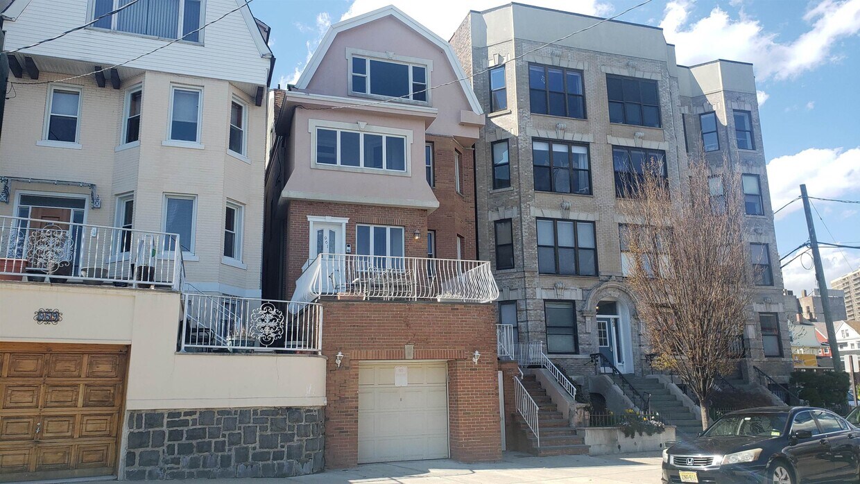 Primary Photo - 961 Boulevard E