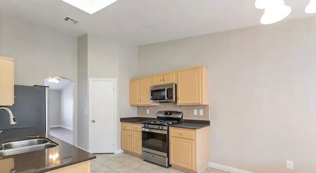 Building Photo - 534 Trocadero St