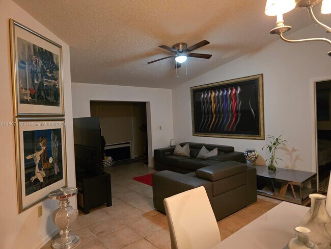 Foto del edificio - 4720 NW 102nd Ave