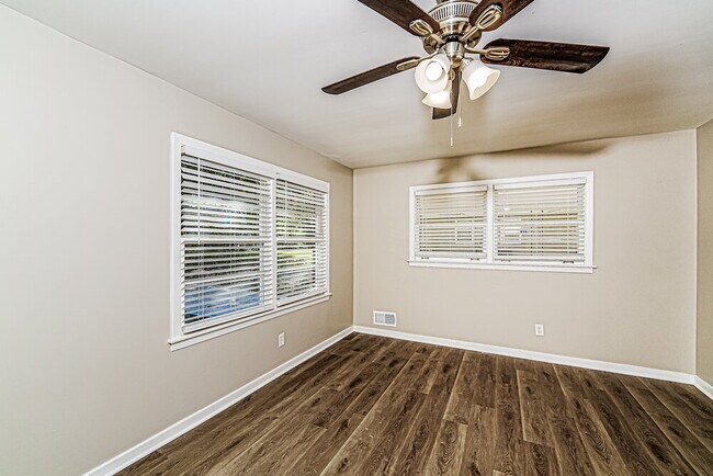 Foto del edificio - 1716 2nd St NE