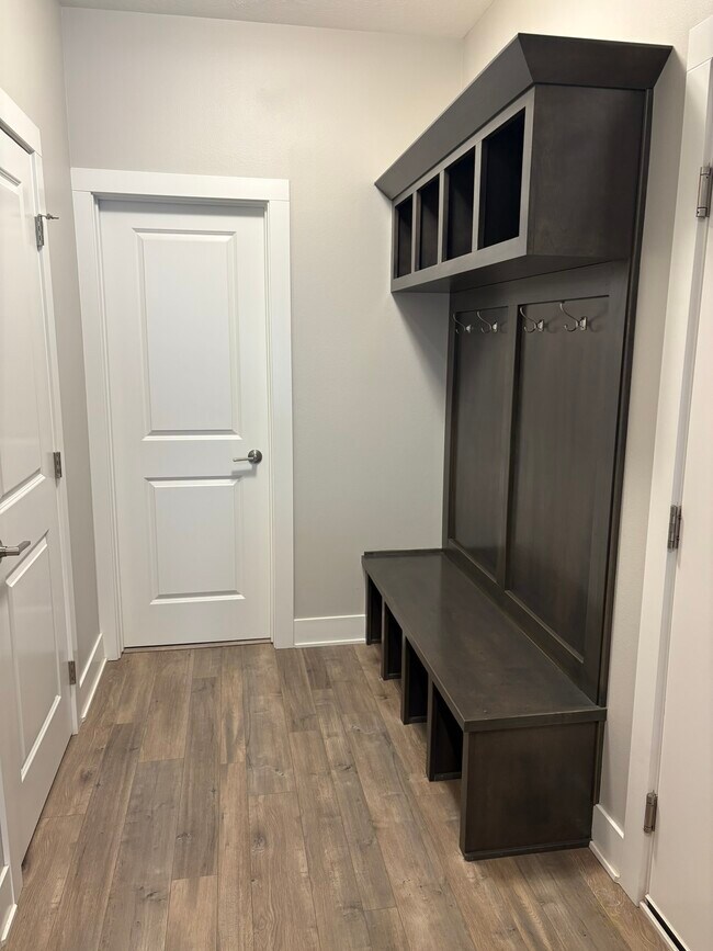 Building Photo - 9674 Crowning Dr