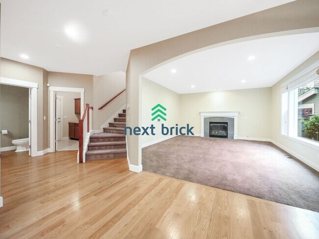 Building Photo - Spacious Home in Desirable Bellevue Neighb...