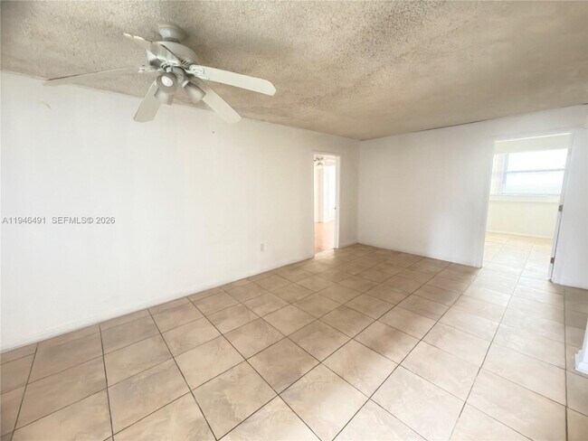 Building Photo - 2000 Biarritz Dr