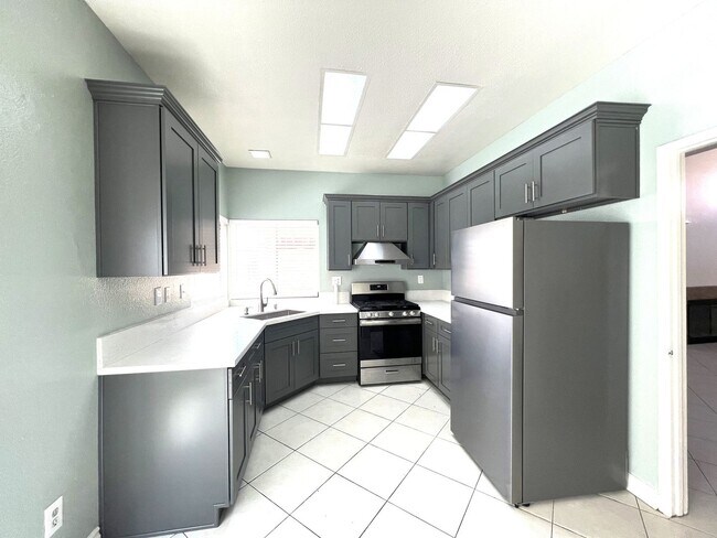 Foto del edificio - Spacious 4-Bedroom Home with Large Backyard in Moreno Valley