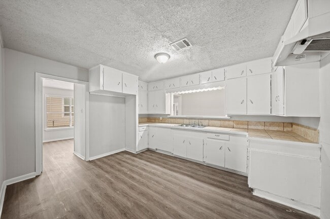 Building Photo - 6806 Woodrow St