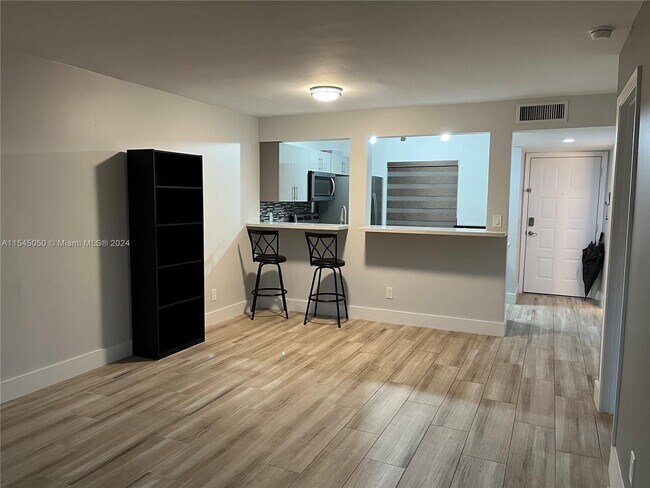 Foto del edificio - 17000 NW 67th Ave