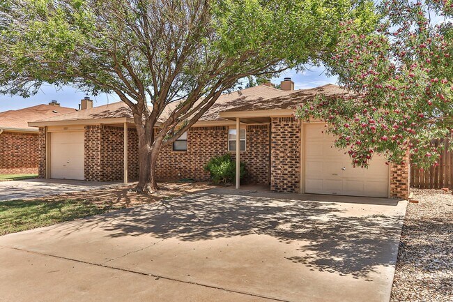 Building Photo - 2 Bedroom 2 Bathroom 1 Car Garage Duplex