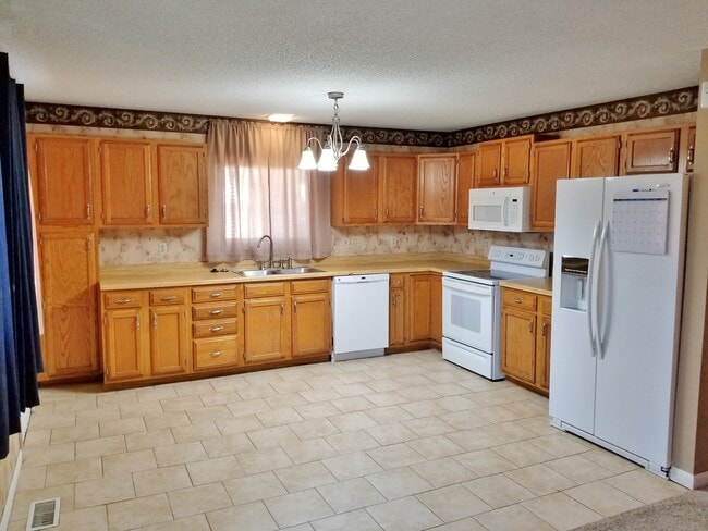 Building Photo - Big, nice ranch style home near major Tope...