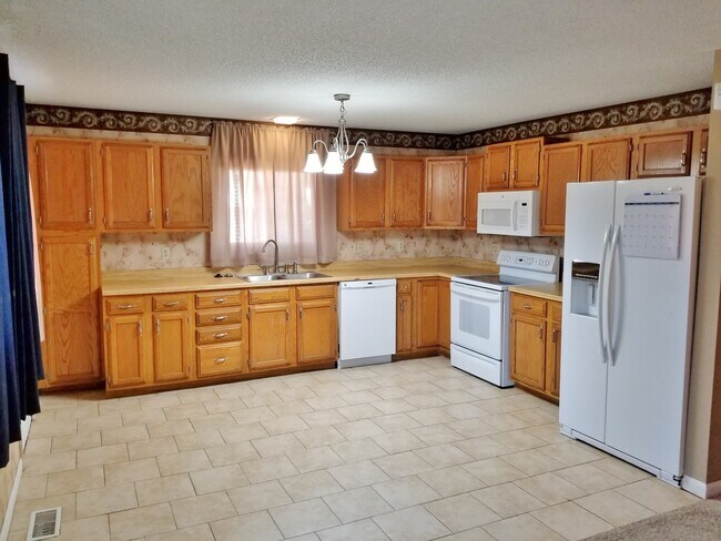 Foto del edificio - Big, nice ranch style home near major Tope...