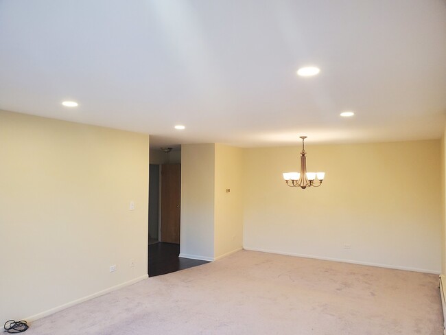 Building Photo - 1321 S Finley Rd