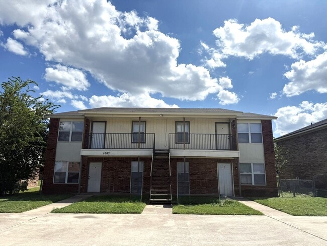 Building Photo - 1002 Circle M Dr