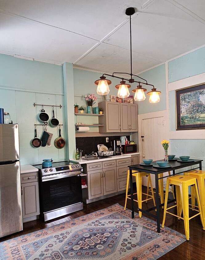 Nice bright and colorful kitchen with windows! - 607 Gaskill St SE (Atlanta, GA)