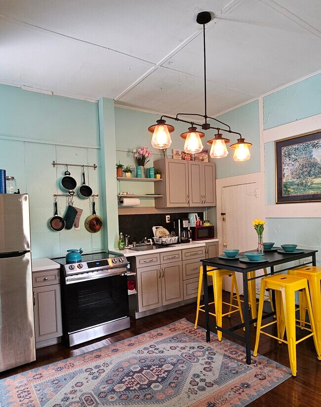 ¡Bonita cocina luminosa y colorida con ventanas! - 607 Gaskill St SE