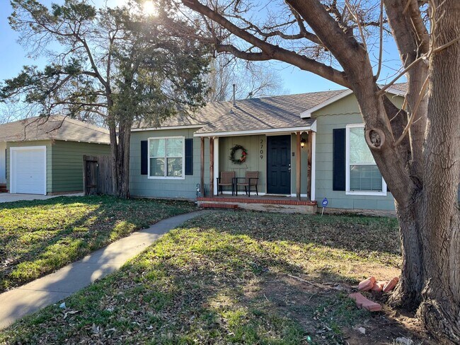 Building Photo - Prelease for Fall 2024! Sharp Three Bedroo...