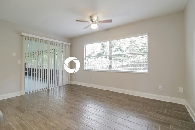 Building Photo - 4 Bedroom Pet-Friendly Home in Orlando, FL with Main Street Renewal