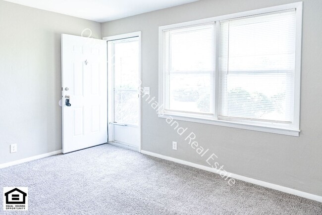 Foto del edificio - 2 Bedroom duplex available now!