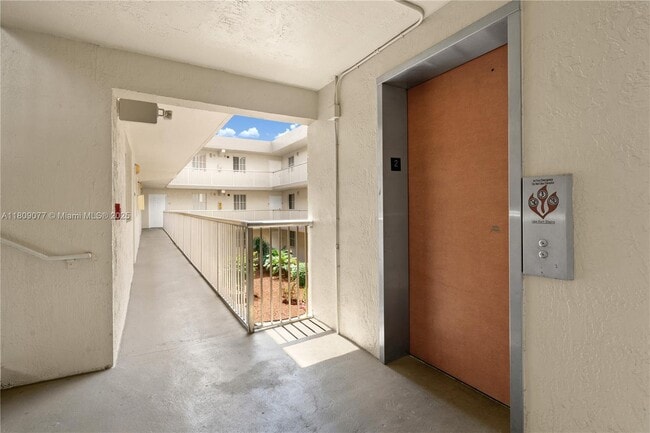 Foto del edificio - 6135 NW 186th St