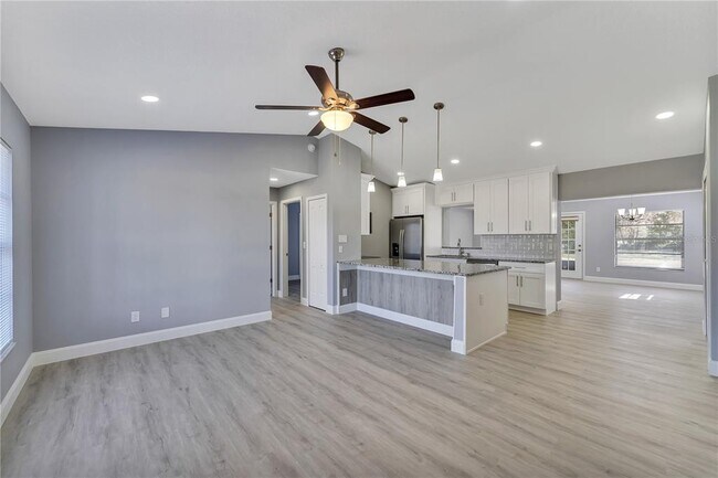 Foto del edificio - 10841 Log House Rd