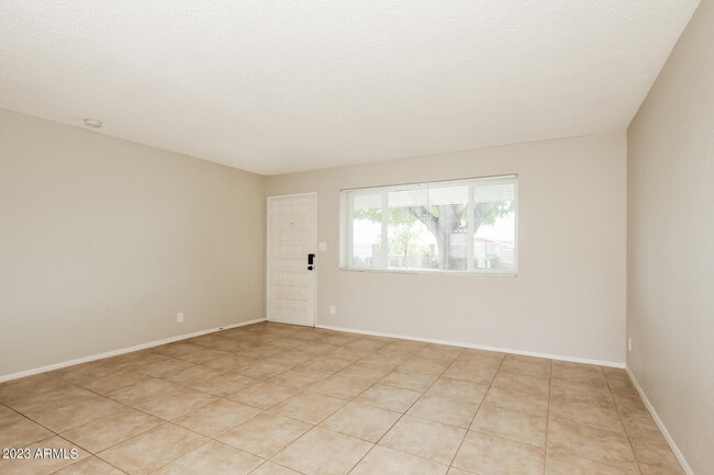 Building Photo - 2528 W Bloomfield Rd