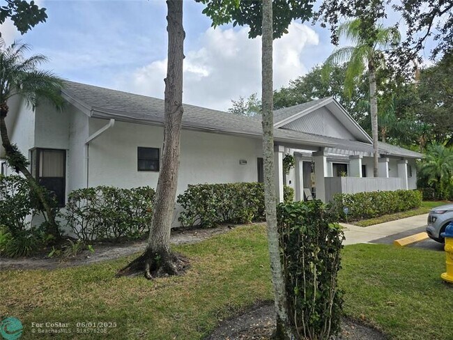 Foto del edificio - 4455 Carambola Cir N