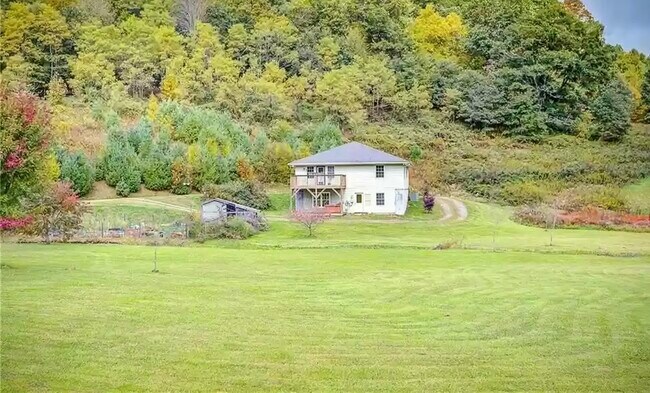 Foto del edificio - 394 Leon Coffey Rd