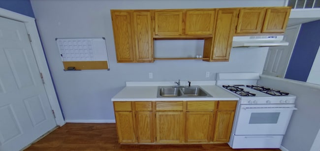 Building Photo - Updated Duplex + Washer & Dryer + Off-Street Parking! Available November 3rd!