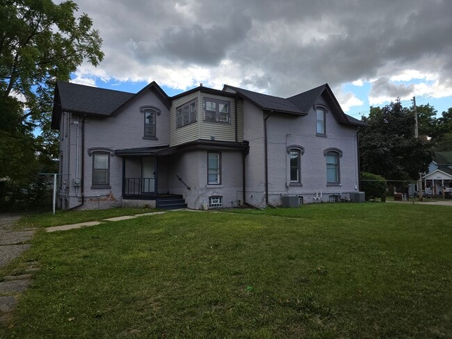 Building Photo - 730 N Pine St