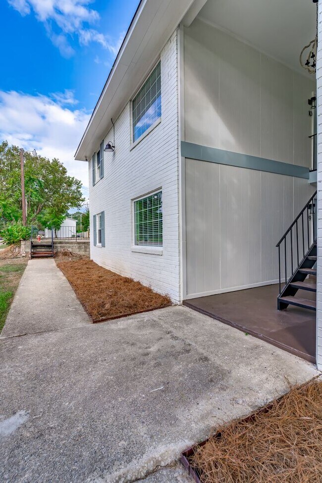 Building Photo - Charming 1-bedroom, 1-bath apartment located in the highly sought-after Rosewood area! - Apt 8