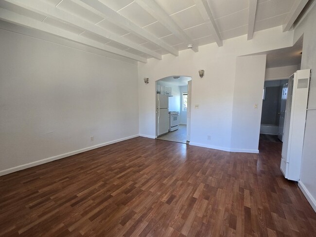 Building Photo - Cute Duplex for rent in Sacramento!