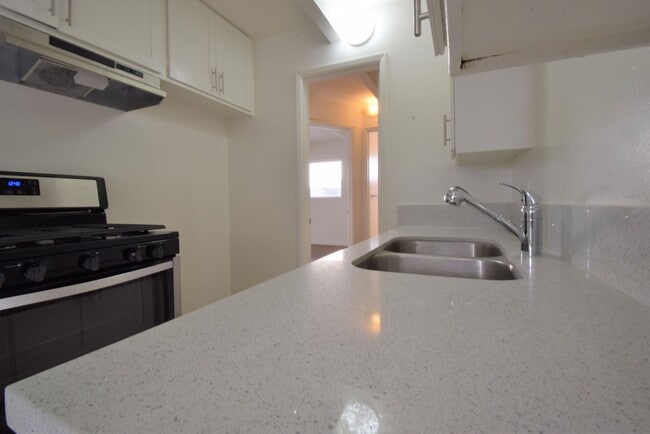 Foto del edificio - 6125 Whitsett Ave