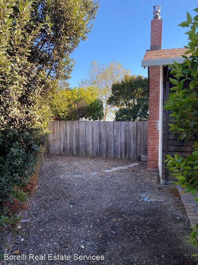 Building Photo - 4 br, 2.5 bath House - 2325 Arabian Ct.
