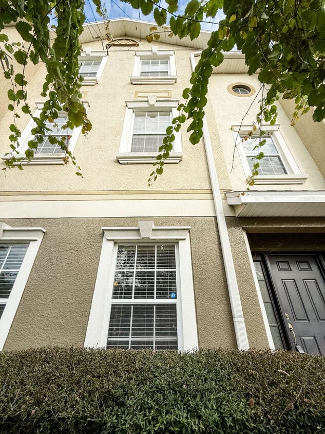 Photo - "Spacious 4-Bed, 3 1/2-Bath Townhouse Retreat at 10144 Arbor Run Drive, Tampa - 2400 Sq Ft of Comfor