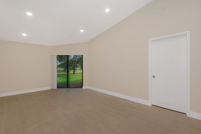 Foto del edificio - Fully Renovated Corner 1/1 “Villa” with Balcony & Lake View in Villas de Venezia!