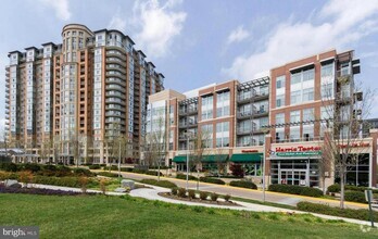 Building Photo - 8220 Crestwood Heights Dr