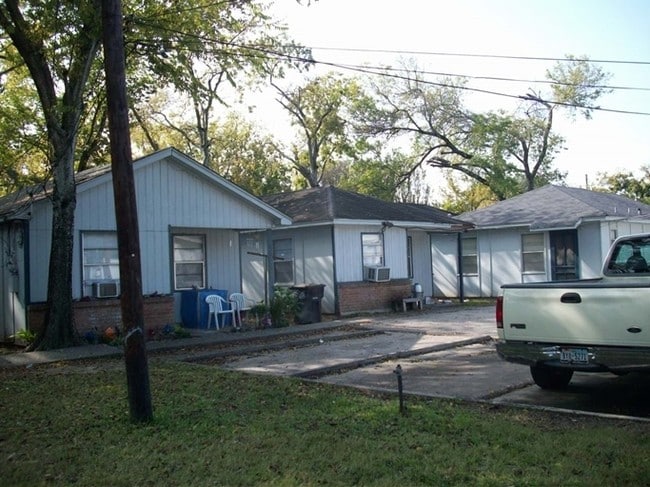 Building Photo - Lavender Oaks