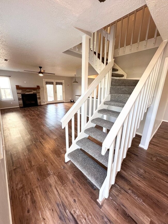 Building Photo - 4-Bedroom End-Unit Townhome with Spacious ...