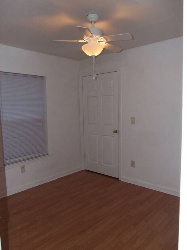 Building Photo - 3 Bedrooms 2.5 Baths Townhome Available Now