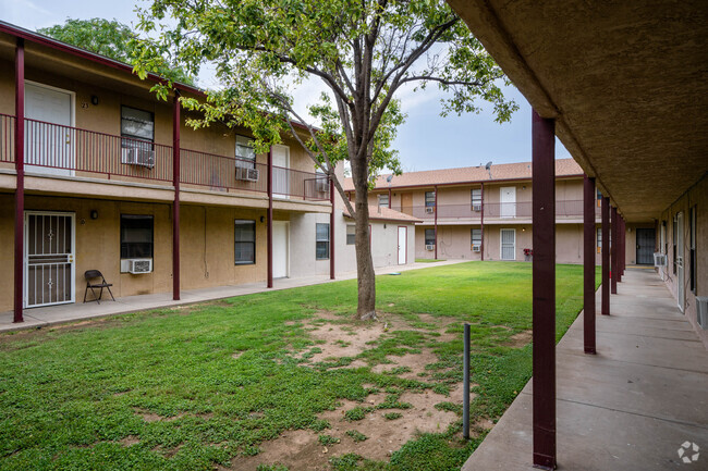 Zapatos planos de yuca - Yucca Flats Apartments