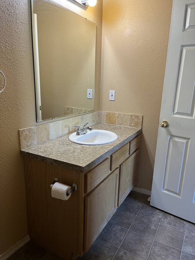Building Photo - 402 Andrews Ct