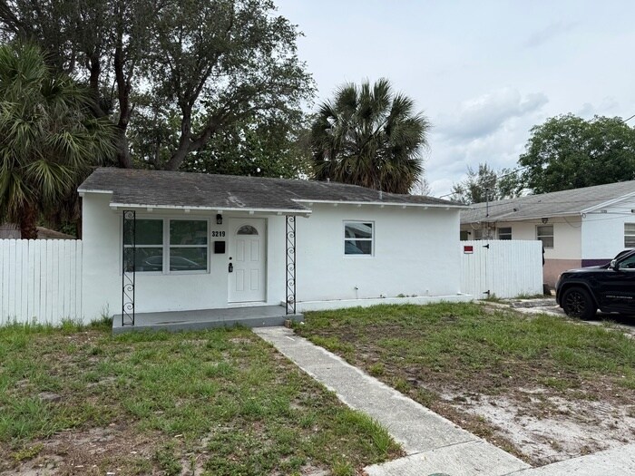 TWO BEDROOM CHARMER IN WEST PALM BEACH - TWO BEDROOM CHARMER IN WEST PALM BEACH
