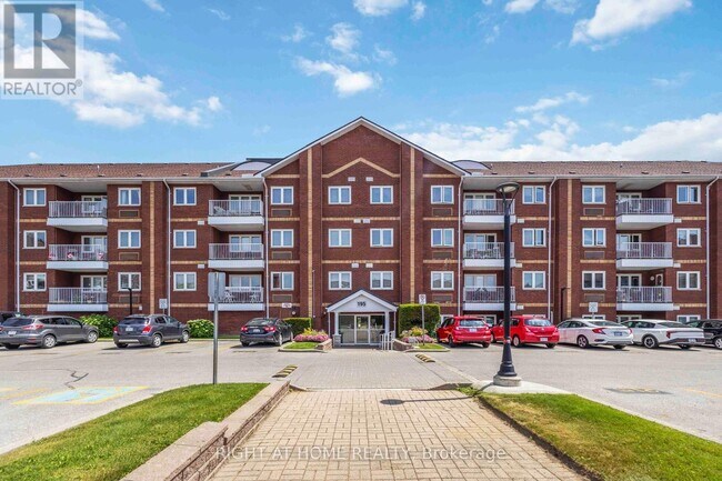 Photo du bâtiment - 195 Lake Driveway W