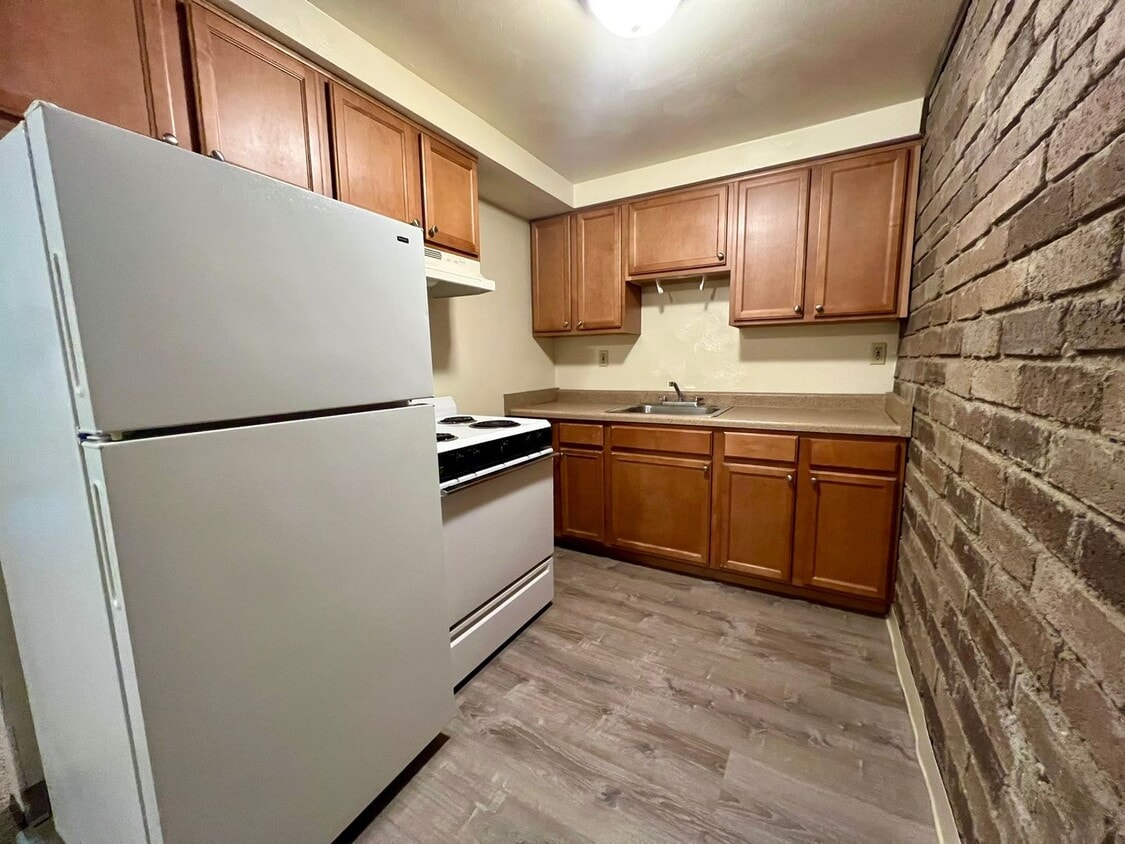 Foto principal - Second Floor One Bedroom Apartment! Built-In A/C, Off-Street Parking & More! Call Today!