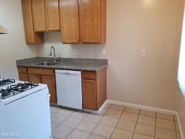 Foto del edificio - 1983 Bonifacio St