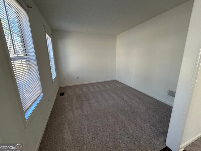 Foto del edificio - 2022 Whitfield Ln