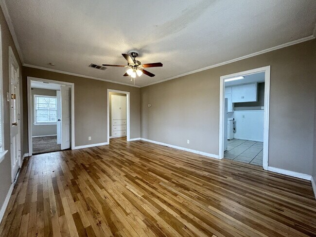 Foto del edificio - Corner House Located Within Minutes Of Elementary, Park & Medical District!