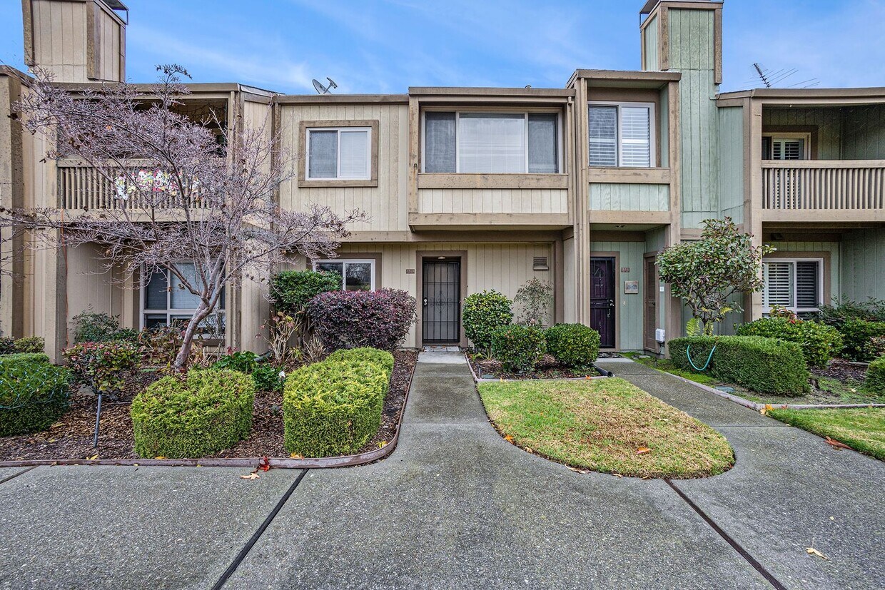 Foto principal - 3309 Willis Lane - 3 bedroom | 2.5 bath | ...