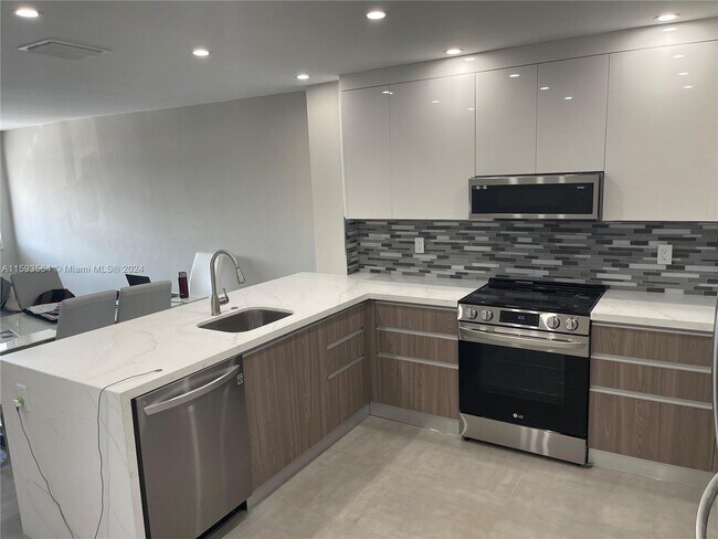 Foto del edificio - 2175 NE 56th St