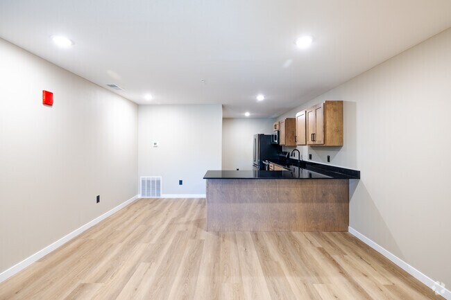 3 habitaciones, 2 baños - 1455 pies cuadrados - Cocina y comedor - Woodland Hills Townhomes – Comfortable & C...