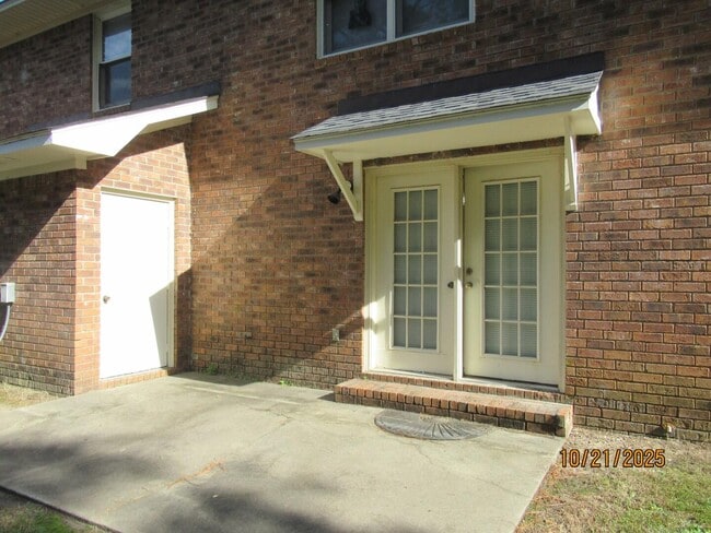 Building Photo - 190 Gertrude Dr